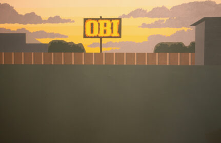 Obraz przedstawiający reklamę sklepu Obi w pejzażu.