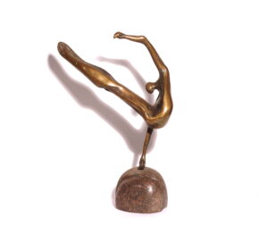 Rzeźba z brązu na biurko przedstawiający sportowca, gimnastyka autorstwa Leona Gruzda