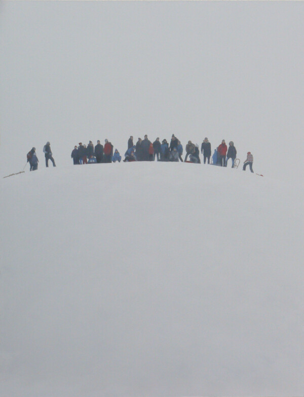 Obraz Magdy Laskowskiej przedstawiający dzieci stojące na szczycie górki saneczkowej.