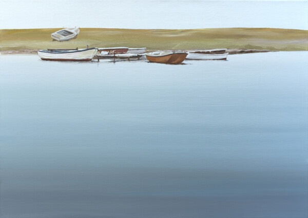 Słoneczny pejzaż z widokiem na jezioro i łódki stojące przy brzegu. Autorem obrazu jest Tomasz Kołodziejczyk.