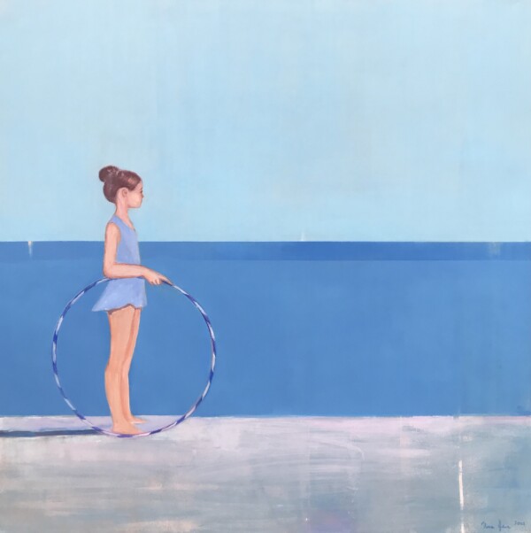 Obraz marynistyczny autorstwa Ilony Herc z dziewczynką stojącą na brzegu morza.