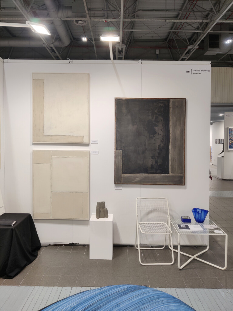 Przestrzeń stoiska na targach sztuki z obrazami współczesnymi i rzeźbami z galerii Art Office na Warszawskich Targach Sztuki 2024