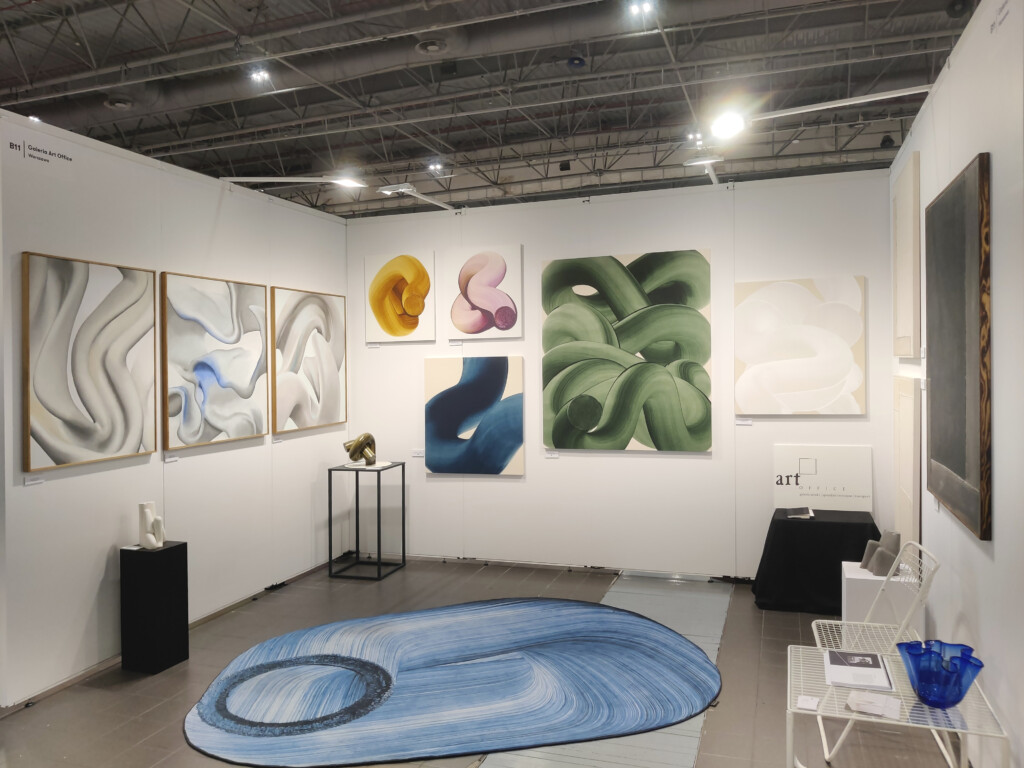 Stoisko galerii Art Office na Warszawskich Targach Sztuki 2024 z ekspozycją złożoną z różnorodnych obrazów abstrakcyjnych