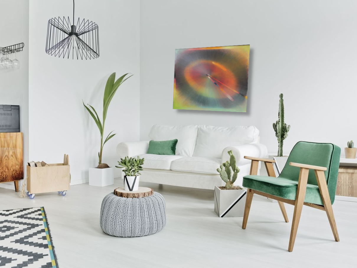 Abstrakcja geometryczna Anny Alicji Trochim w jasnym salonie.