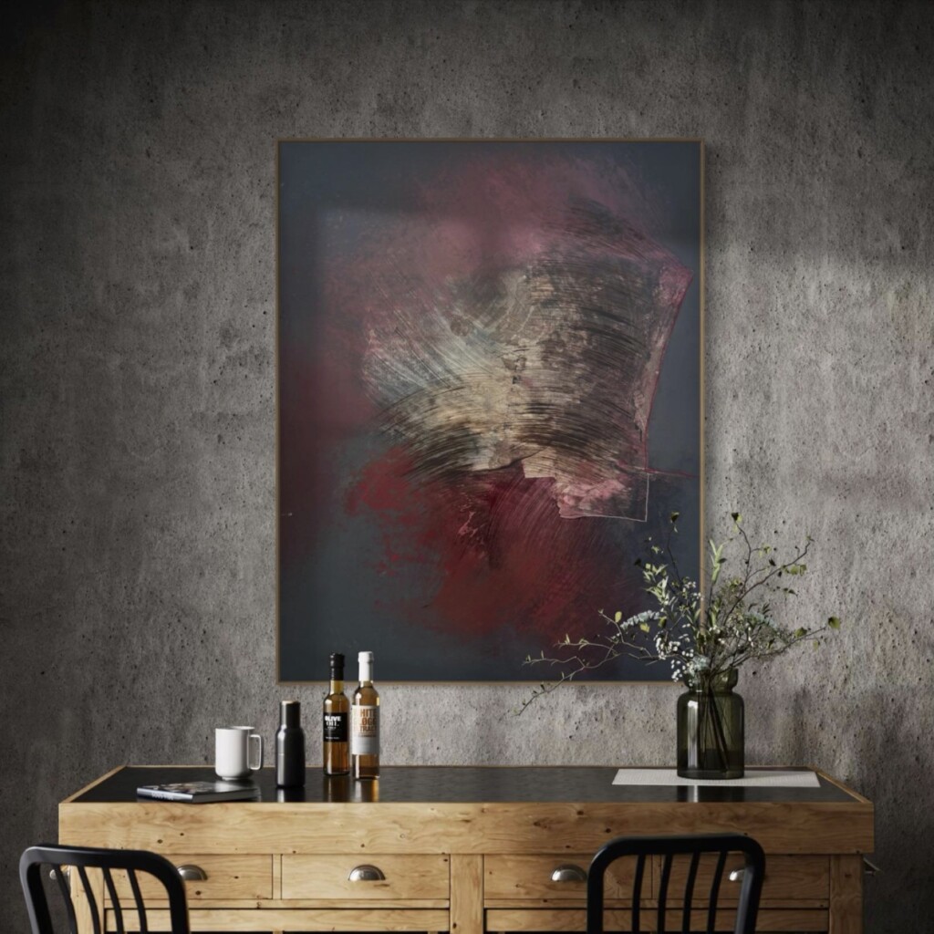 Ekspresyjny obraz abstrakcyjny gamida Ibadullayeva wiszący nad drewnianą komodą na tle szarej ściany