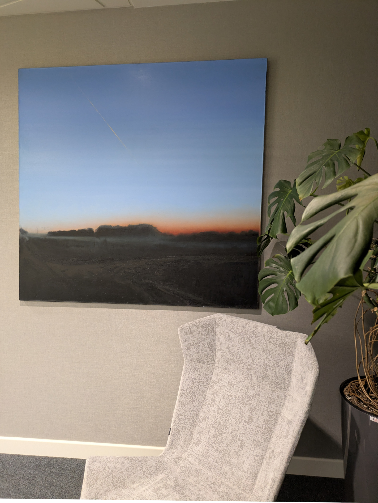 Obraz w strefie relaksu biura – spokojna przestrzeń pracy wspierająca wellbeing, koncentrację i komfort pracowników