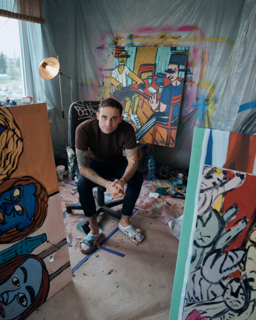 Michał Żytniak – portret artysty w pracowni wśród swoich obrazów