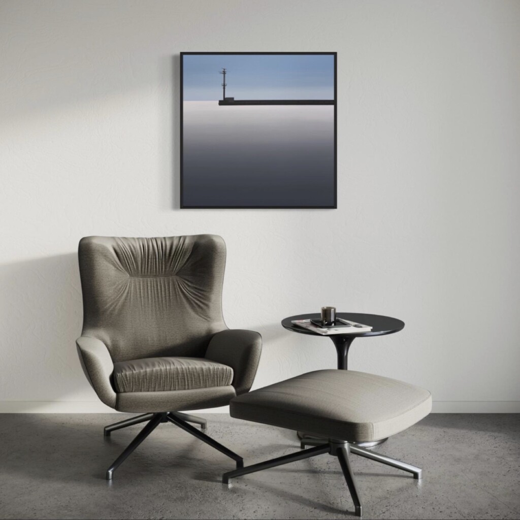 Pejzaż morski autorstwa Tomasza Kołodziejczyka w ascetycznym, minimalistycznym nowoczesnym wnętrzu