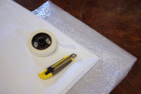 Materiały i narzędzia do pakowania obrazów, folia, flizelina, taśma i nóż