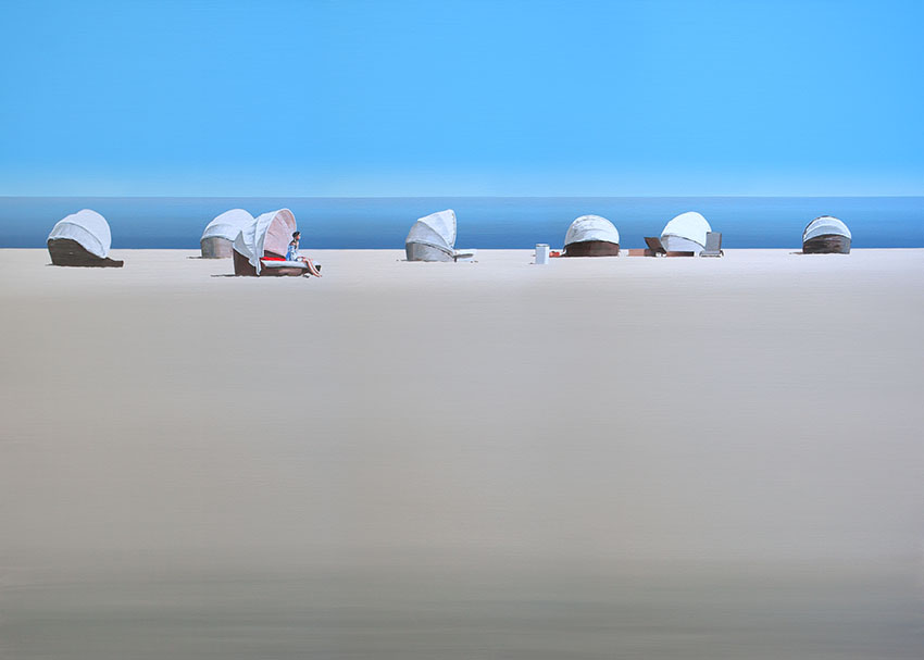 Plaża z koszami plażowymi w pogodny, ciepły letni dzień