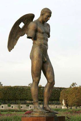 Rzeźba z brązu pt. Ikar autorstwa Igora Mitoraja.