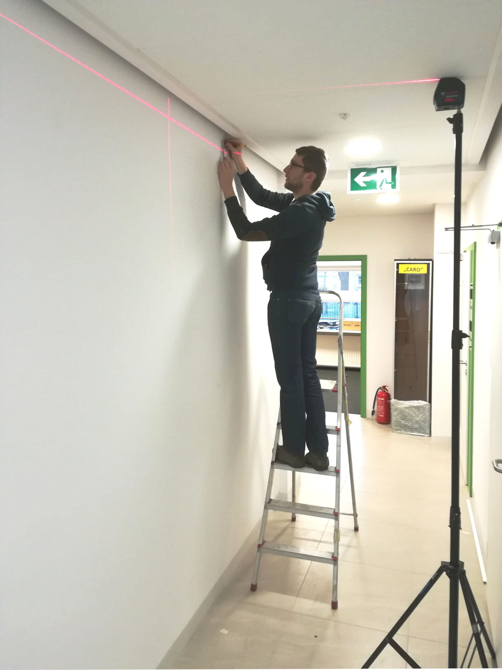 Montowanie  systemu zawieszeniowego do obrazow