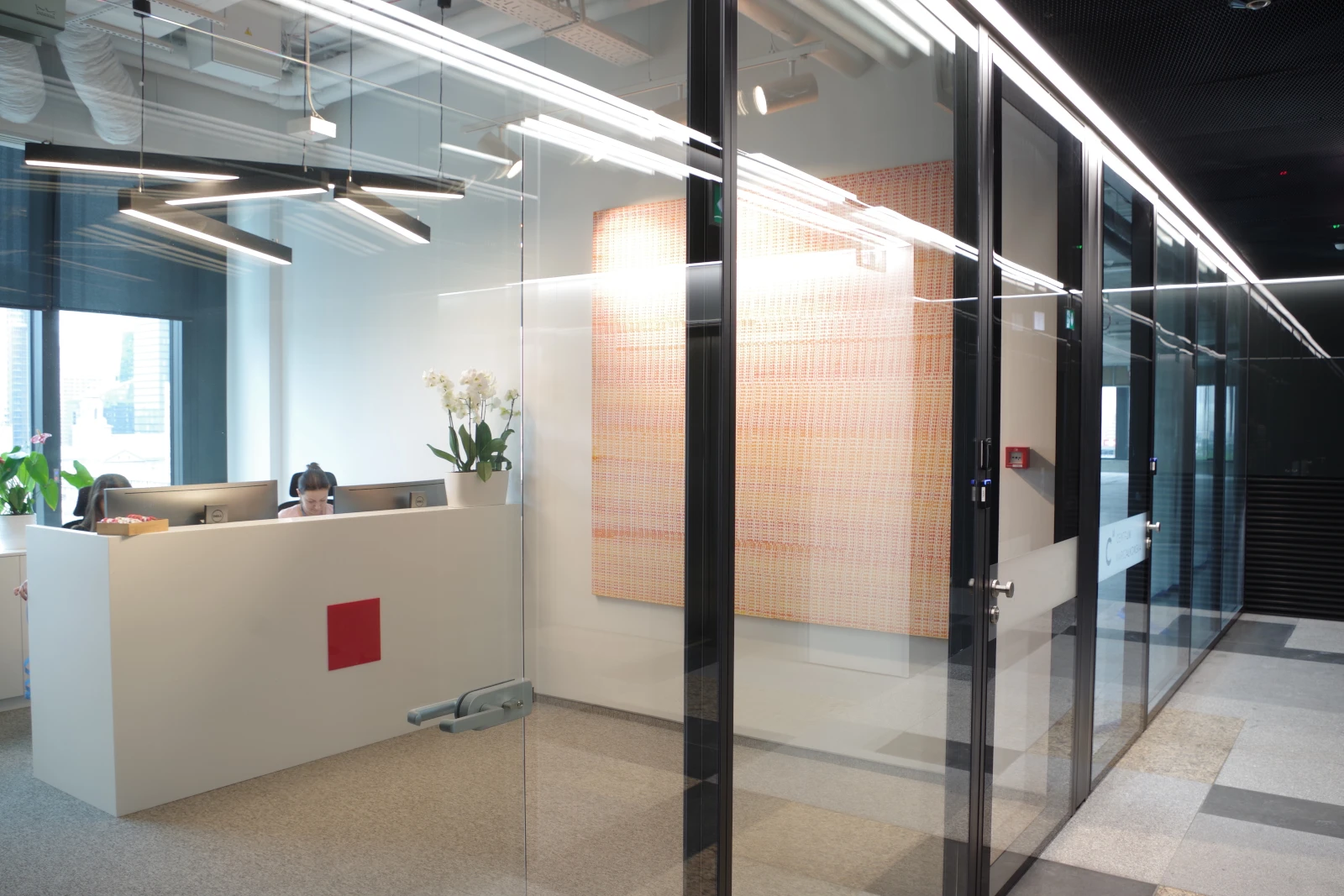 Recepcja nowoczesnego biura z obrazem współczesnym – przykład wykorzystania sztuki w biurze w strategii ESG i wellbeing