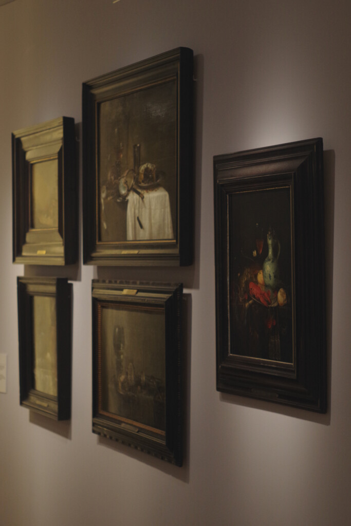 Stare obrazy olejne wiszące w sali muzeum