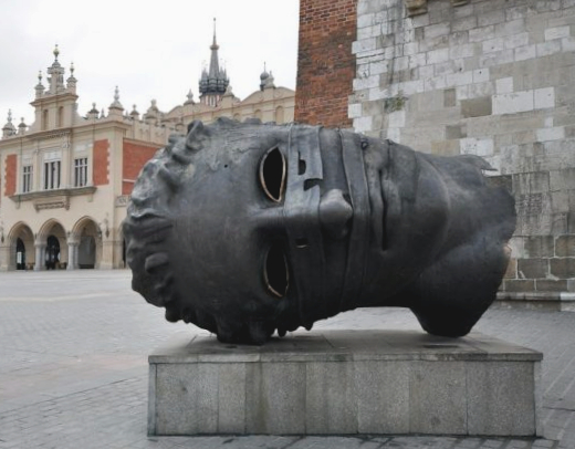 Rzeżba przedstawiająca antyczną głowę autorstwa Igora Mitoraja