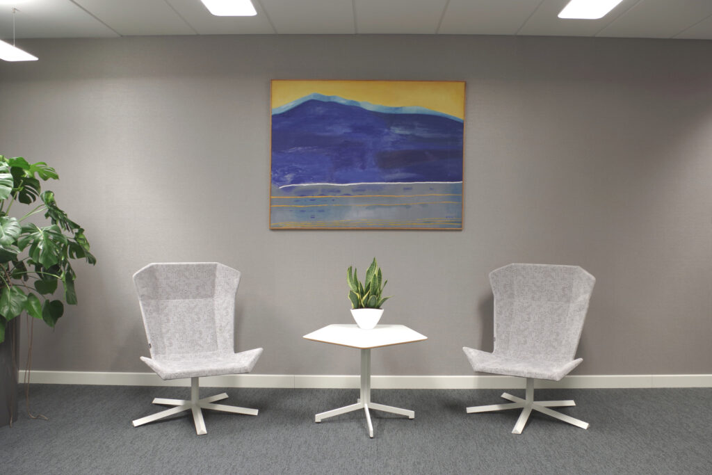 Kolorowy abstrakcyjny obraz wiszący w nowoczesnym, szarym biurowym wnętrzu