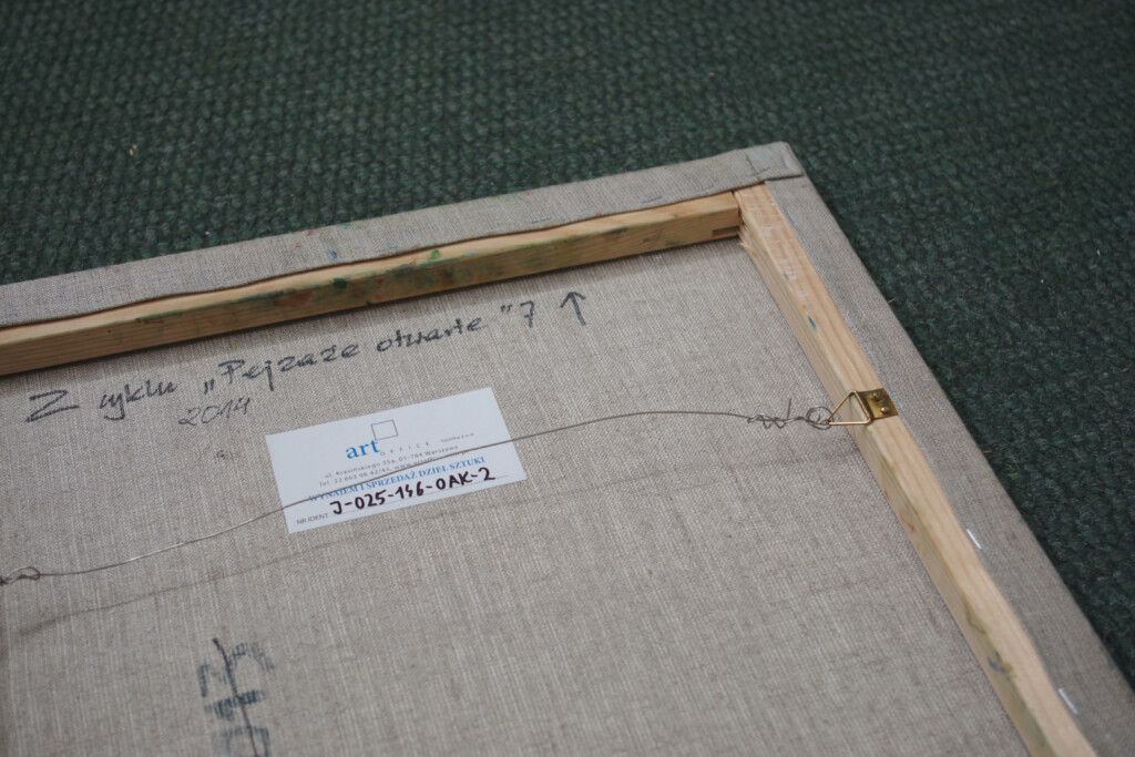Odwrocie obrazu olejnego na płótnie lnianym z widocznym autorskim opisem i naklejką identyfikacyjną galerii