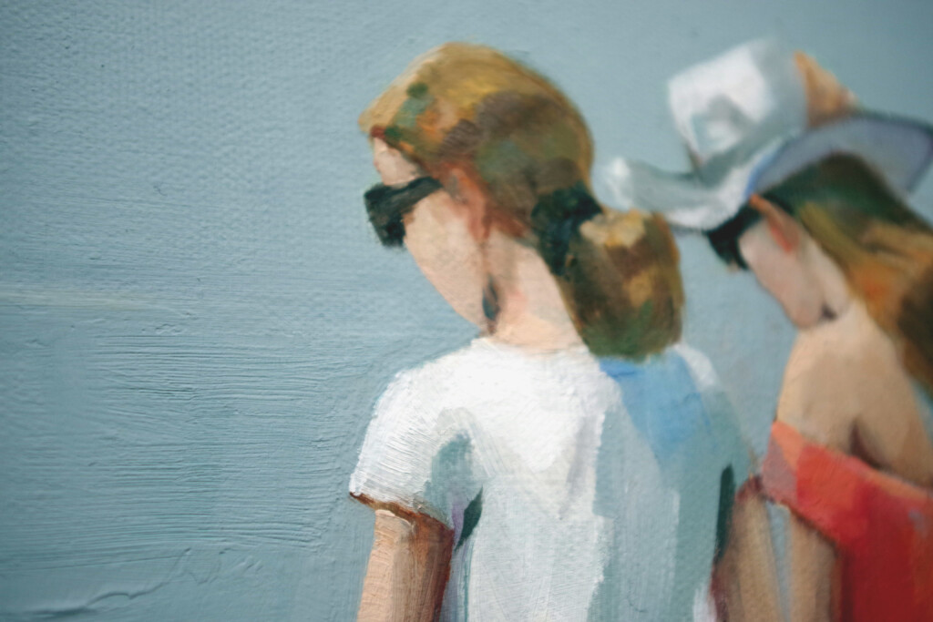 Malarska powierzchnia obrazu olejnego z postaciami kobiet w letnich strojach na tle błękitnego nieba.