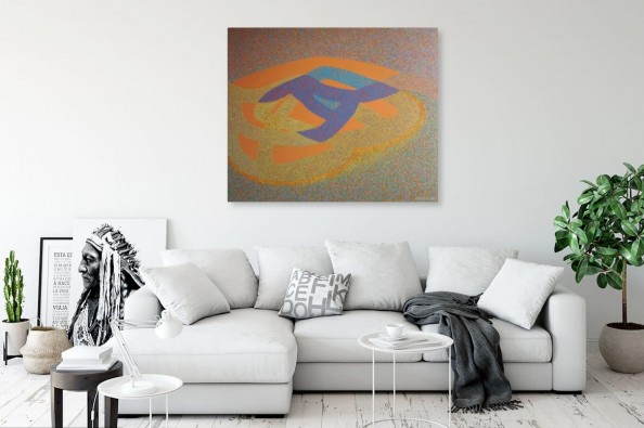Kolorowy obraz w ciepłych tonacjach wiszący w nowoczesnym i jasnym salonie nad białą kanapą