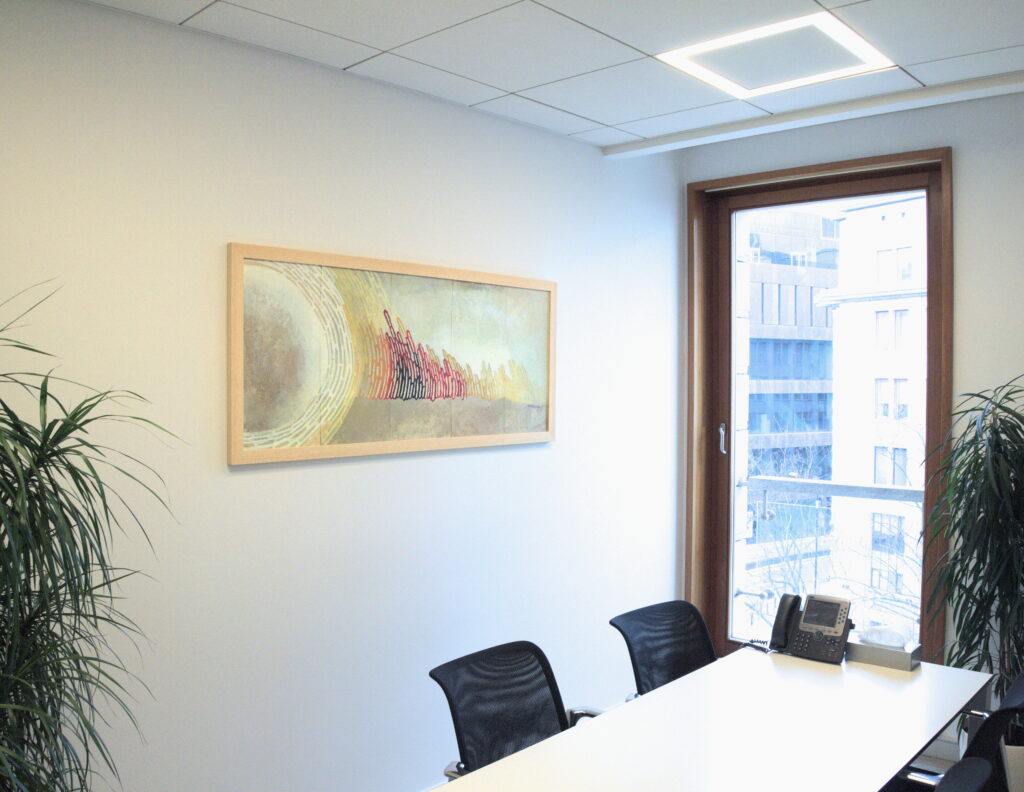 Abstrakcyjny obraz wiszący w sali konferencyjnej w biurze w Warszawie