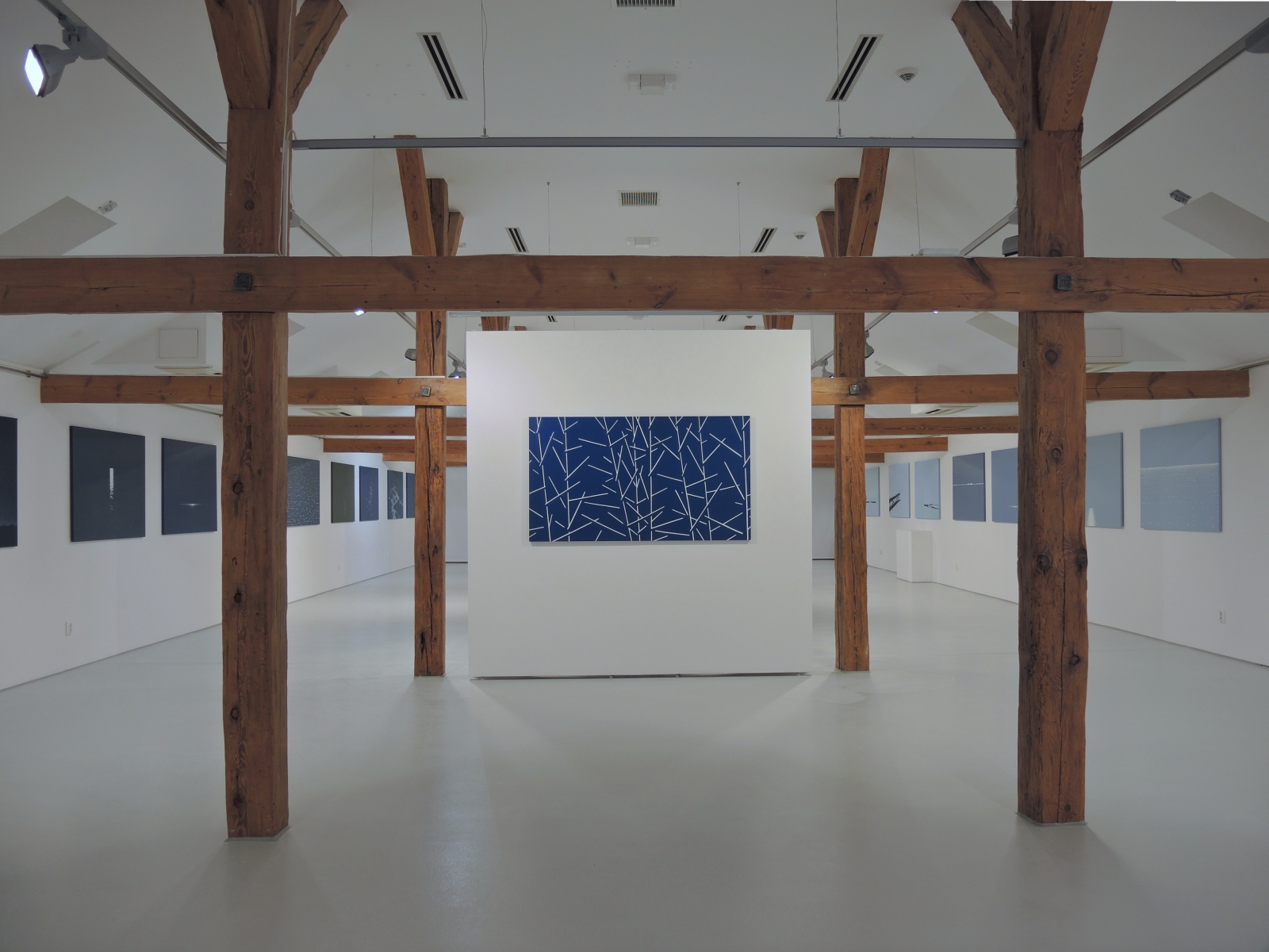 Minimalistyczne obrazy autorstwa Roberta Motelskiego w przestrzeni galerii CAT Ustka