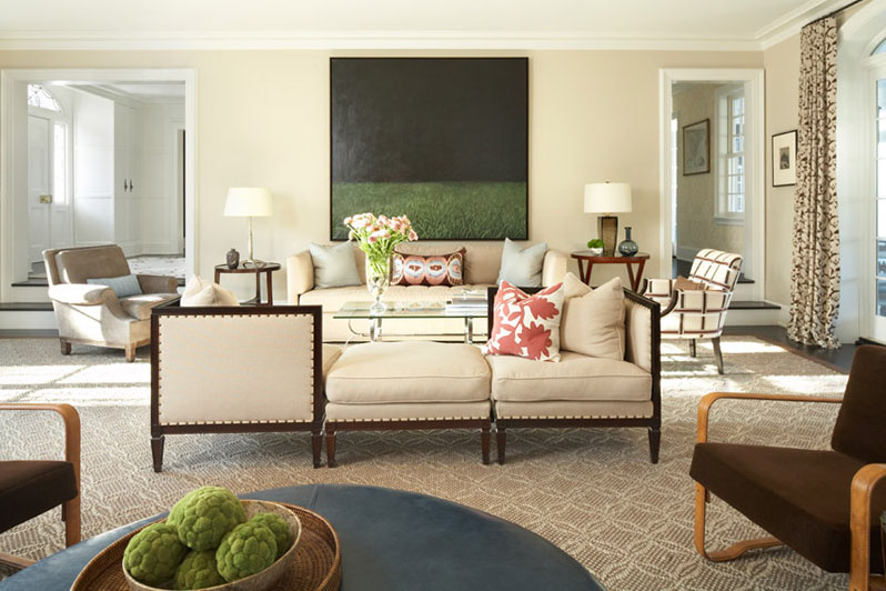 Czarno-zielony obraz wiszący w stylowym wnętrzu utrzymanym w ciepłych kremowych tonacjach kolorystycznych