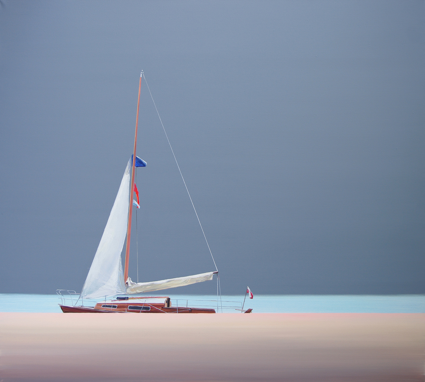 Klasyczny drewniany jacht żaglowy stojący przy nabrzeżu portowym w spokojny, bezwietrzny dzień.