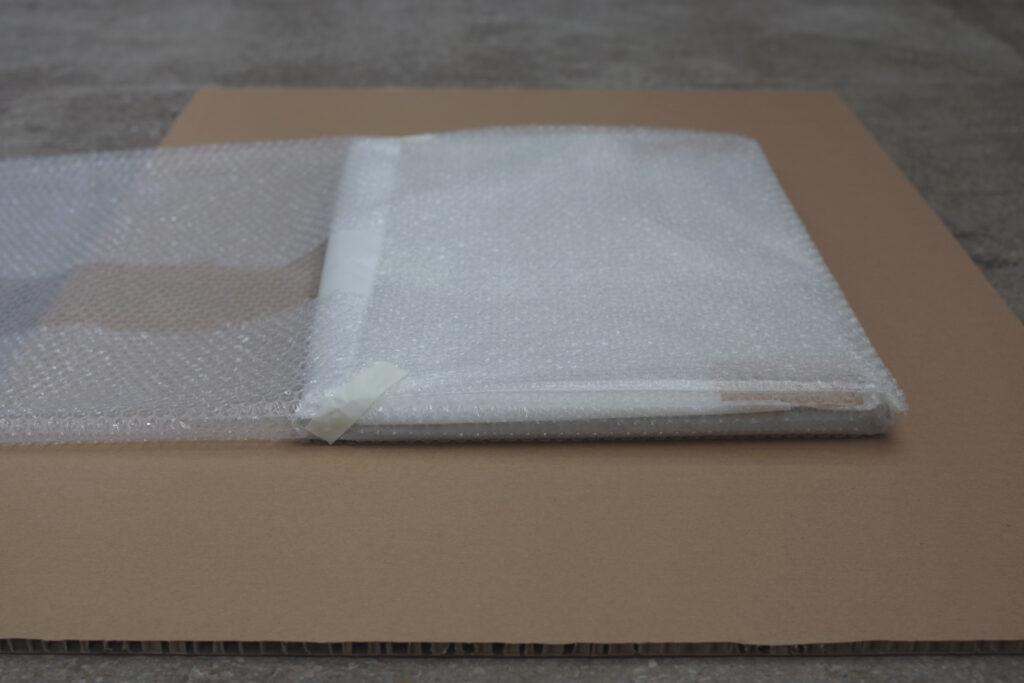 pakowanie obrazu w folię pęcherzykową przed wysyłką do klienta