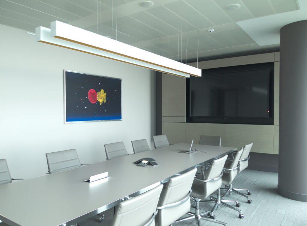 Obraz wiszący w reprezentacyjnym wnętrzu biura