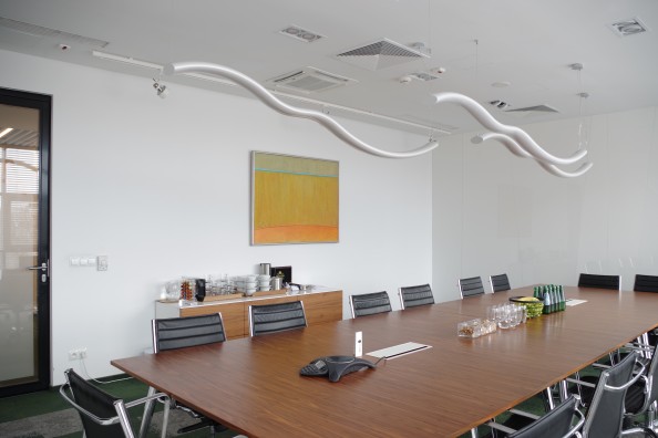 Kolorowy obraz abstrakcyjny wiszący w nowym biurze