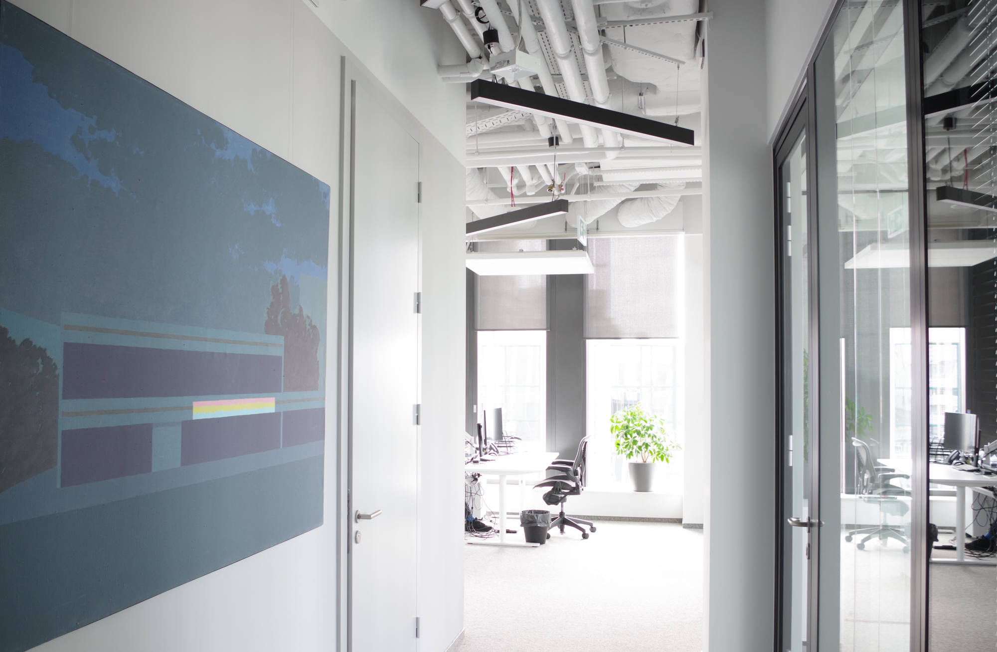 Nowoczesny granatowy obraz wiszący w biurze na systemie zawieszeniowym STAS