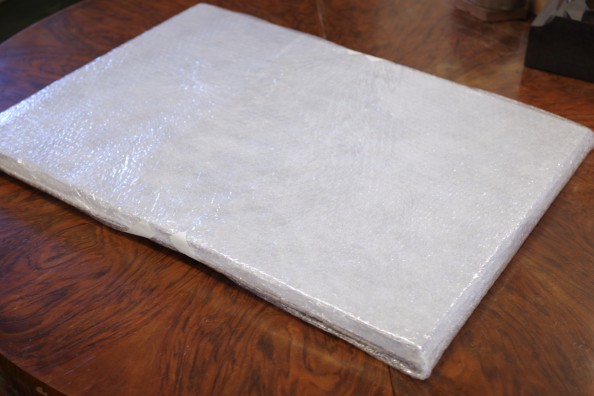 Obraz olejny na płótnie zapakowany w dwie warstwy zabezpieczenia do transportu. Folia i flizelina.