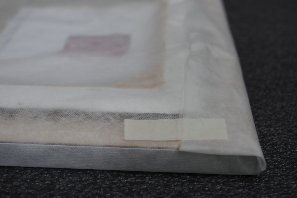 Obraz zapakowany we flizelinę, sklejoną taśmą papierową