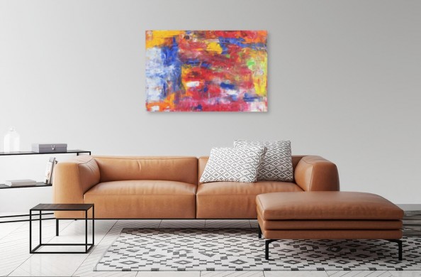 Intensywnie kolorowy obraz abstrakcyjny z ekspresyjną powierzchnią płótna wiszący w salonie