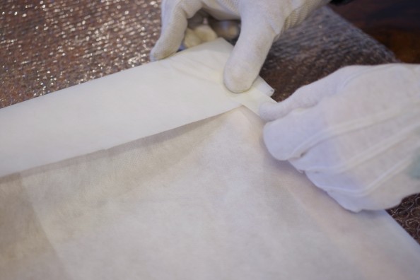 czynność pakowania obrazów we flizelinę lub tyvek.