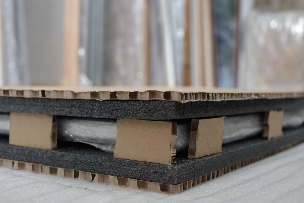 przekrój opakowania obrazu z kartonu i pianki polietylenowej