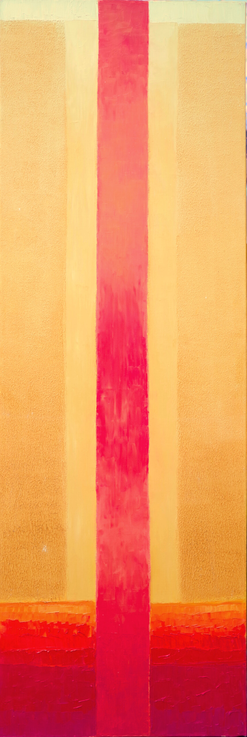 Obraz olejny o ciepłej kolorystyce, z dominującym pionowym pasem czerwieni i pomarańczu na złocistym tle o fakturalnej powierzchni.