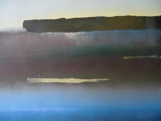 minimalistyczny pejzaż przedstawiający zbiornik wodny i wysoki  brzeg