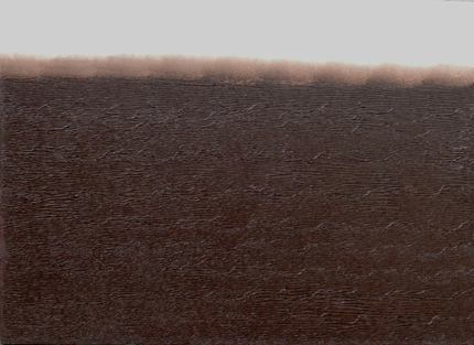 minimalistyczny pejzaż , jesienne pole po zbiorach z suchymi trawami na hpryzoncie