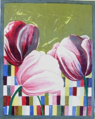 trzy ciemnoróżowe tulipany na kolorowym tle