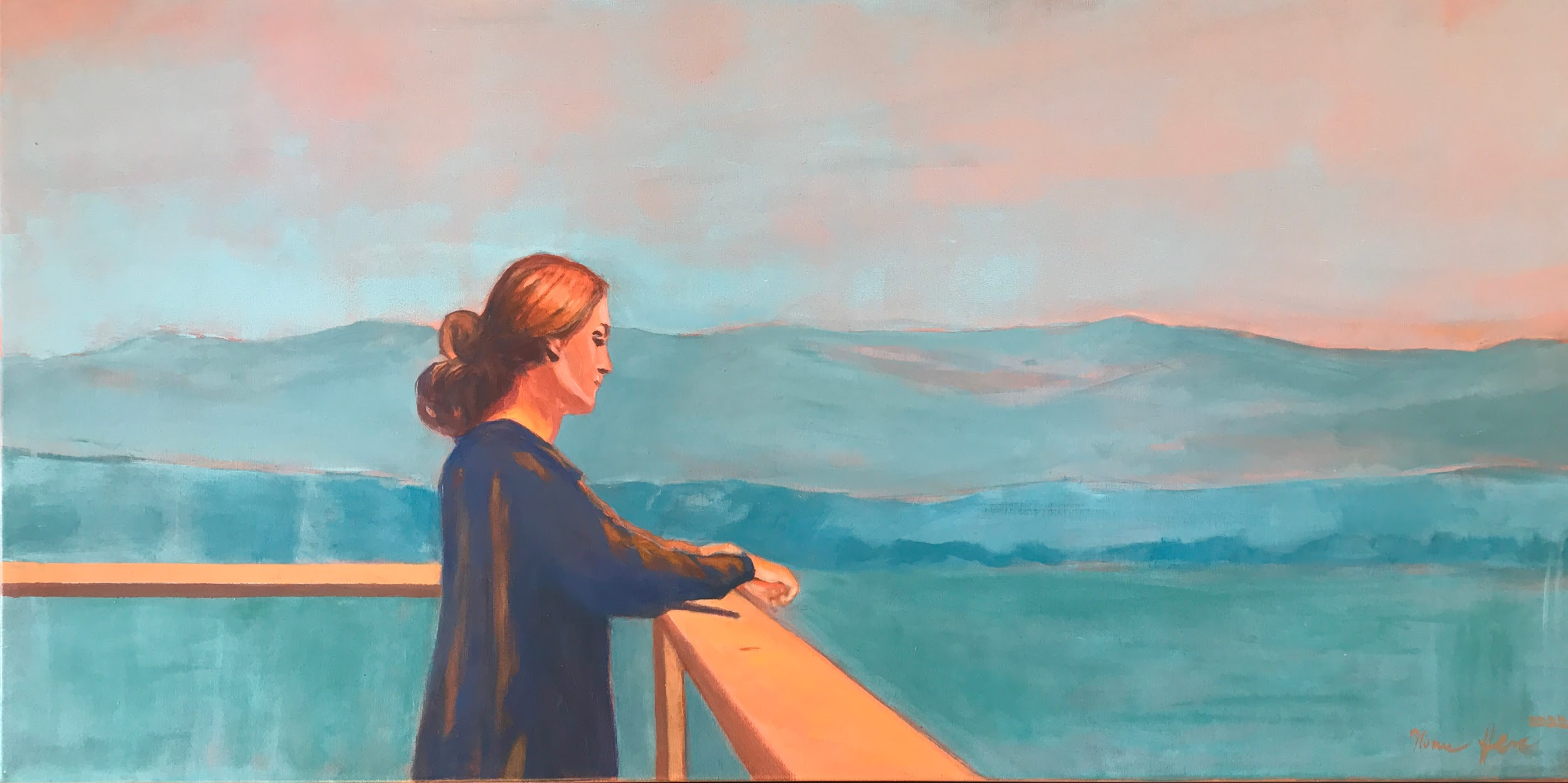 kobieta stojąca na tarasie patrząca na krajobraz