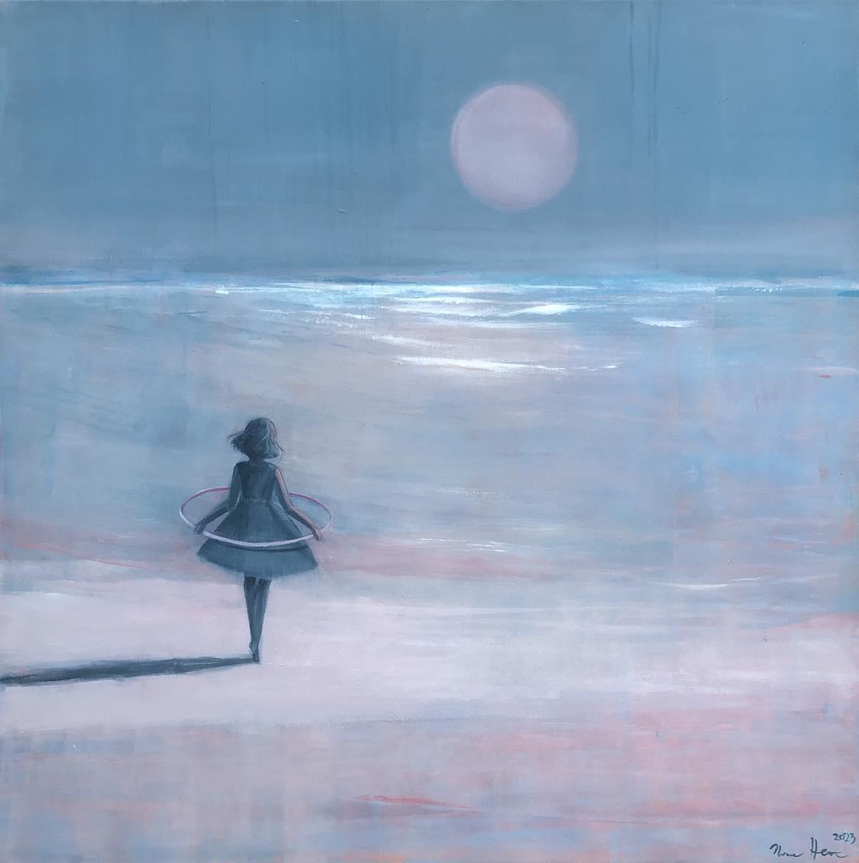 Dziewczynka z obręczą stojąca nad wodą