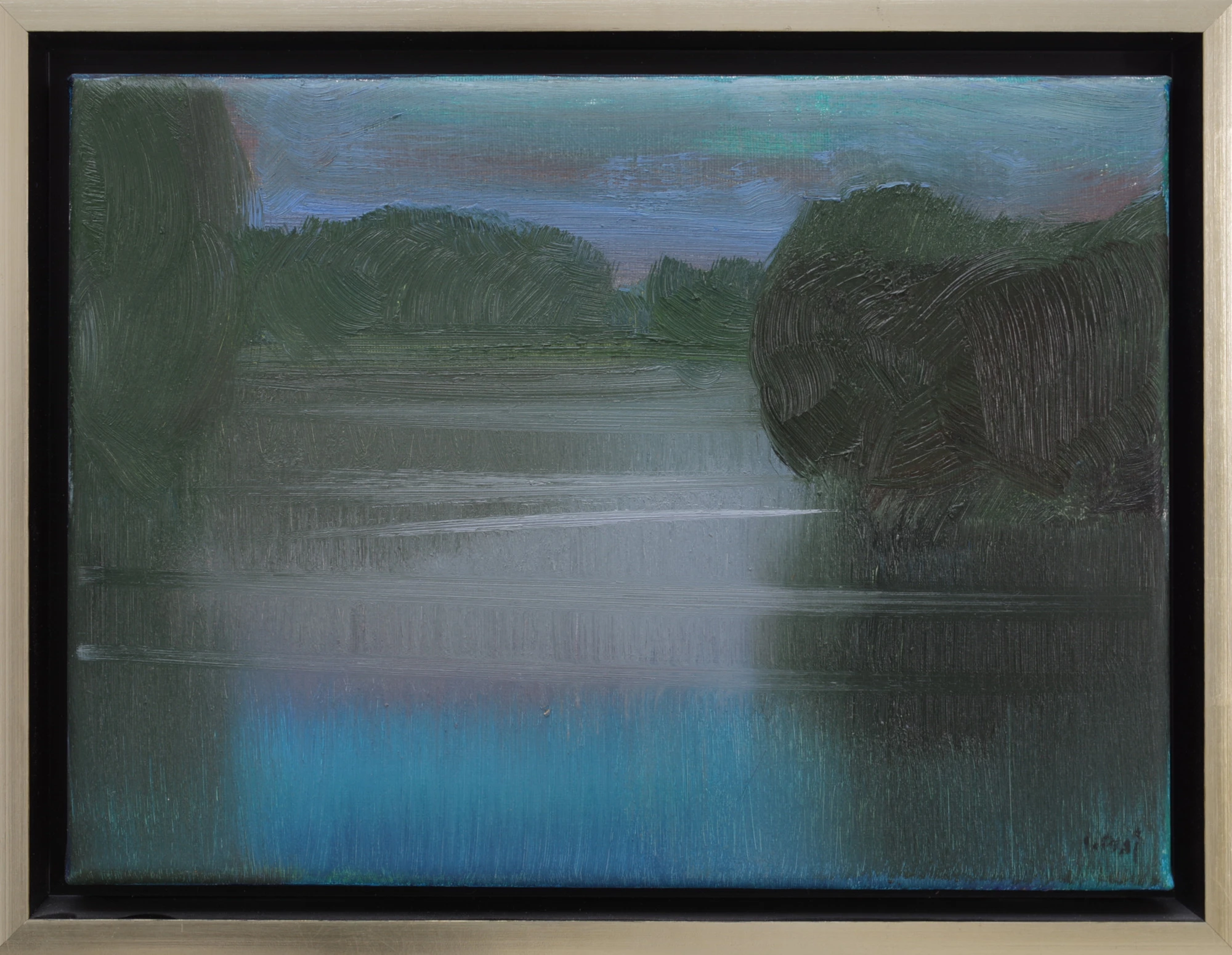 Obraz, pejzaż Stanisława Baja, widok na piękną spokojną rzekę otoczoną gęstą roślinnością. Zieleń, niebieski, zimne kolory, mgła