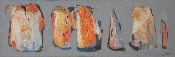 Abstrakcyjny obraz, martwa natura, jasne, pastelowe formy na szarym tle, przypominające sylwetki. pomarańczowy, szary