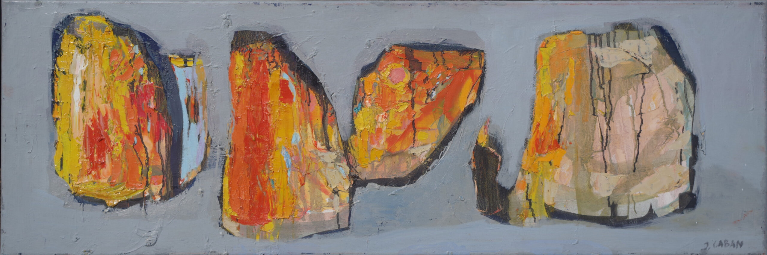 Abstrakcyjny obraz, martwa natura, jasne, pastelowe formy na szarym tle, przypominające sylwetki. pomarańczowy, szary, żółty