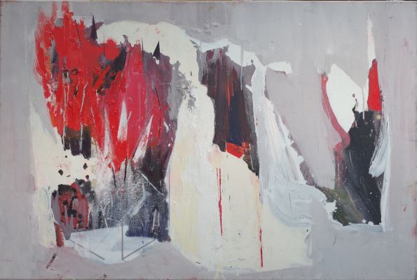 Malarstwo abstrakcyjne z odważnymi czerwonymi, czarnymi i białymi pociągnięciami pędzla na szarym tle, charakteryzujące się dynamicznymi i wyrazistymi formami.