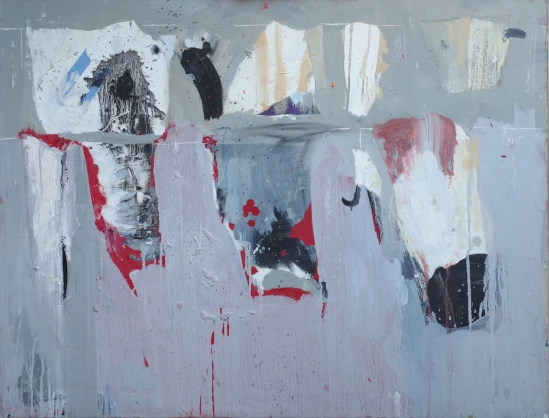 Nowoczesny obraz abstrakcyjny o formach pionowych w odcieniach szarości, bieli, czerni i czerwieni. Teksturowane pociągnięcia pędzla i krople tworzą urozmaiconą kompozycję na stonowanym tle.