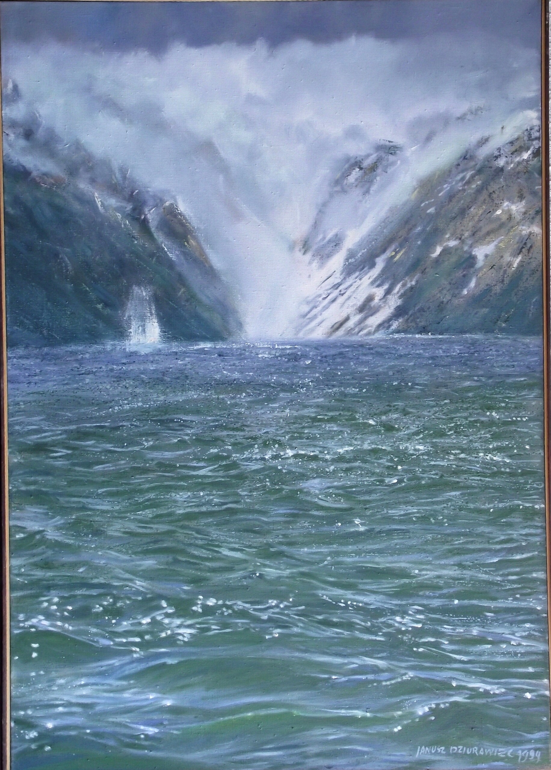 morze i wysoki brzeg lądu ze śniegiem