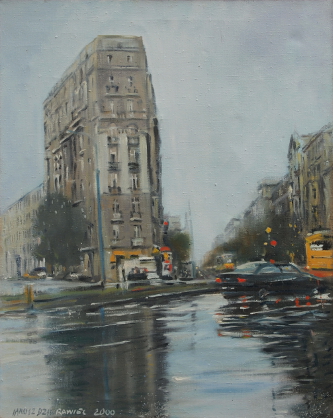 miasto po deszczu,  mokra jezdnia, wysoki budynek na rogu placu i odchodzącej od niego ulicyulica