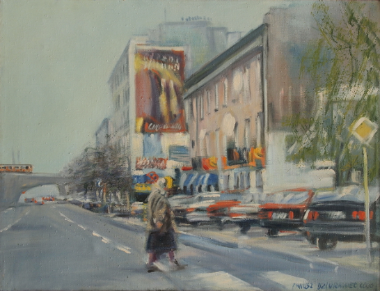 ulica w mieście, w tle wiadukt z tramwajem, kobieta przechodząca przez jezdnię, parkujące samochody osobowe